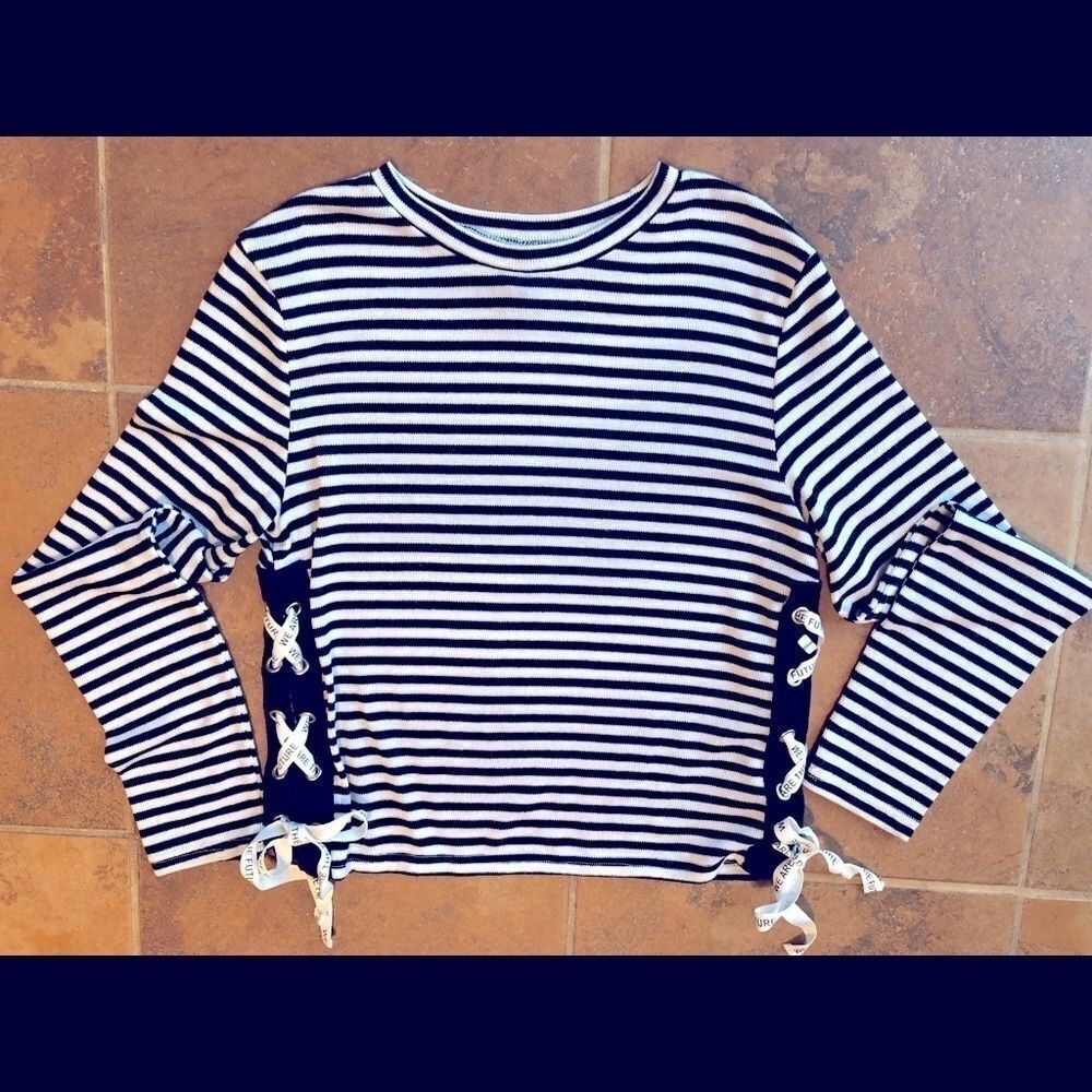 NEW DIVIDED LIGHTWEIGHT CRISS-CROSS TIE SWEATER M